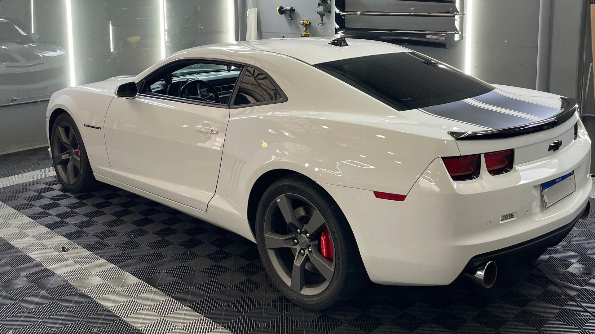 Camaro branco com acabamento de estética automotiva no estúdio da Lince Studio Car, em Sinop