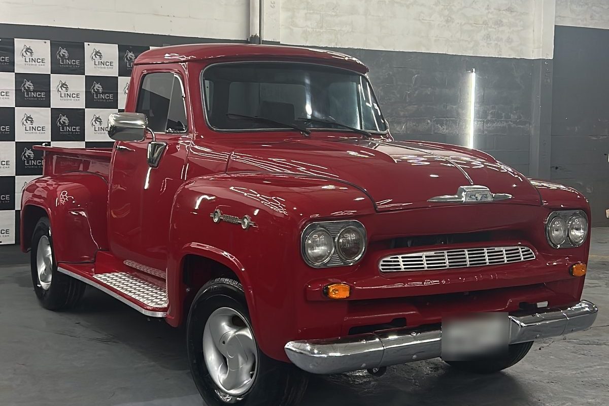 Pickup clássica vermelha após estética automotiva na Lince Studio Car, em Sinop