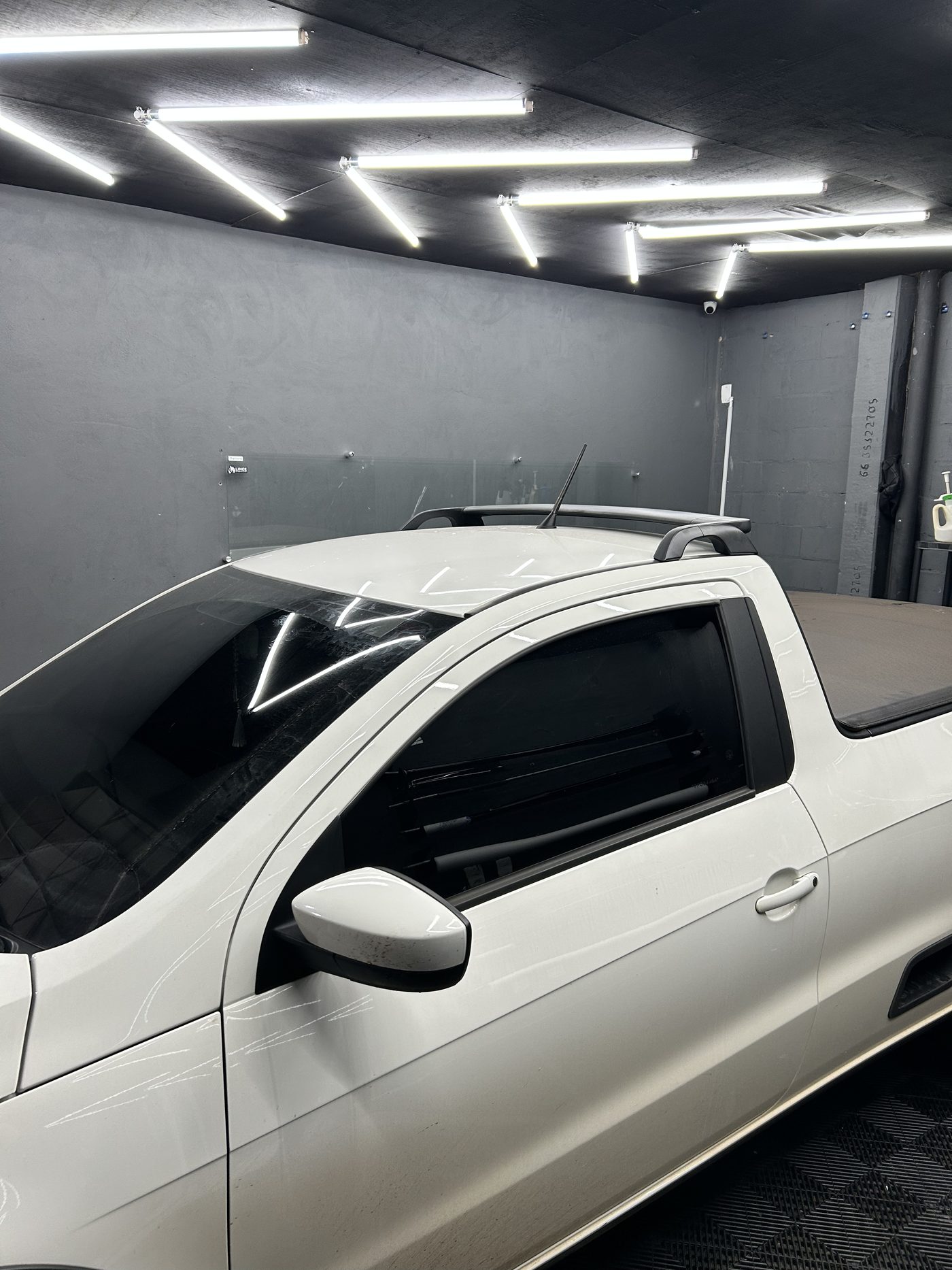 Carro com insulfilm no estúdio da Lince Studio Car, em Sinop