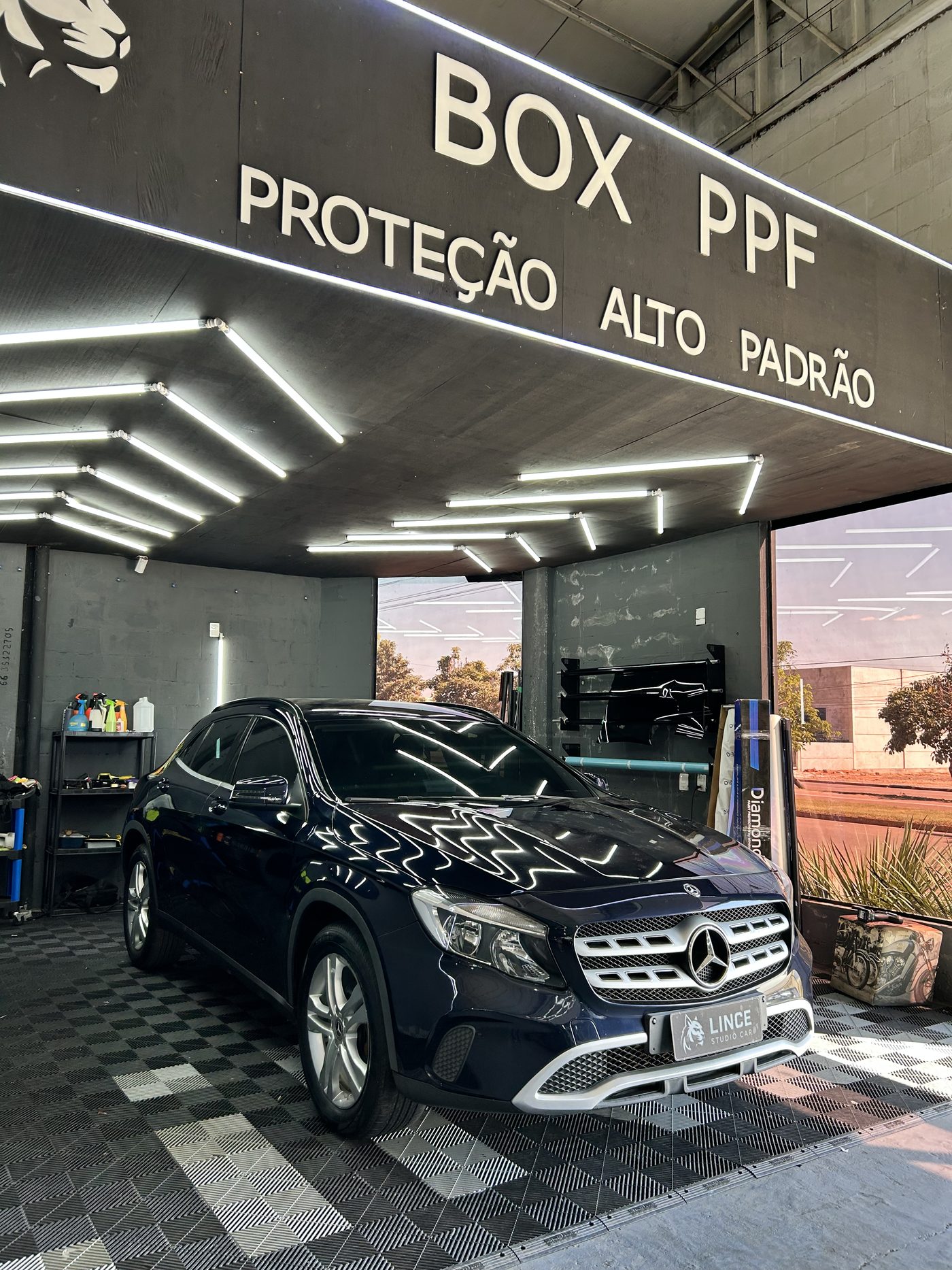 Mercedes no Box PPF da Lince Studio Car, em Sinop